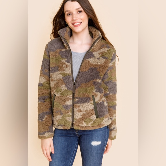 Source Unknown Jackets & Blazers - (5/$20) Jaime Camo Sherpa Jacket